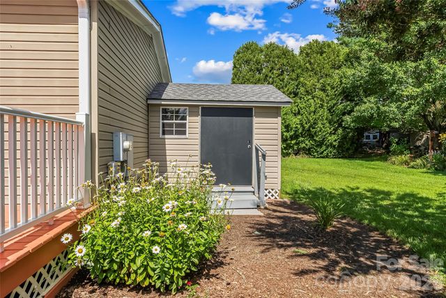 208 Red Birch Court, Hendersonville, NC 28739