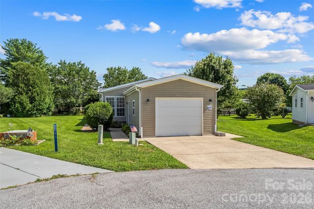 208 Red Birch Court, Hendersonville, NC 28739