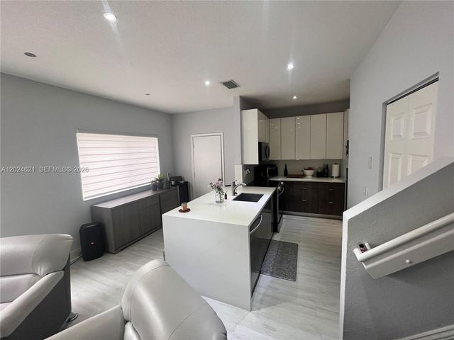 4746 Lago Vista Dr, Coconut Creek, FL 33073