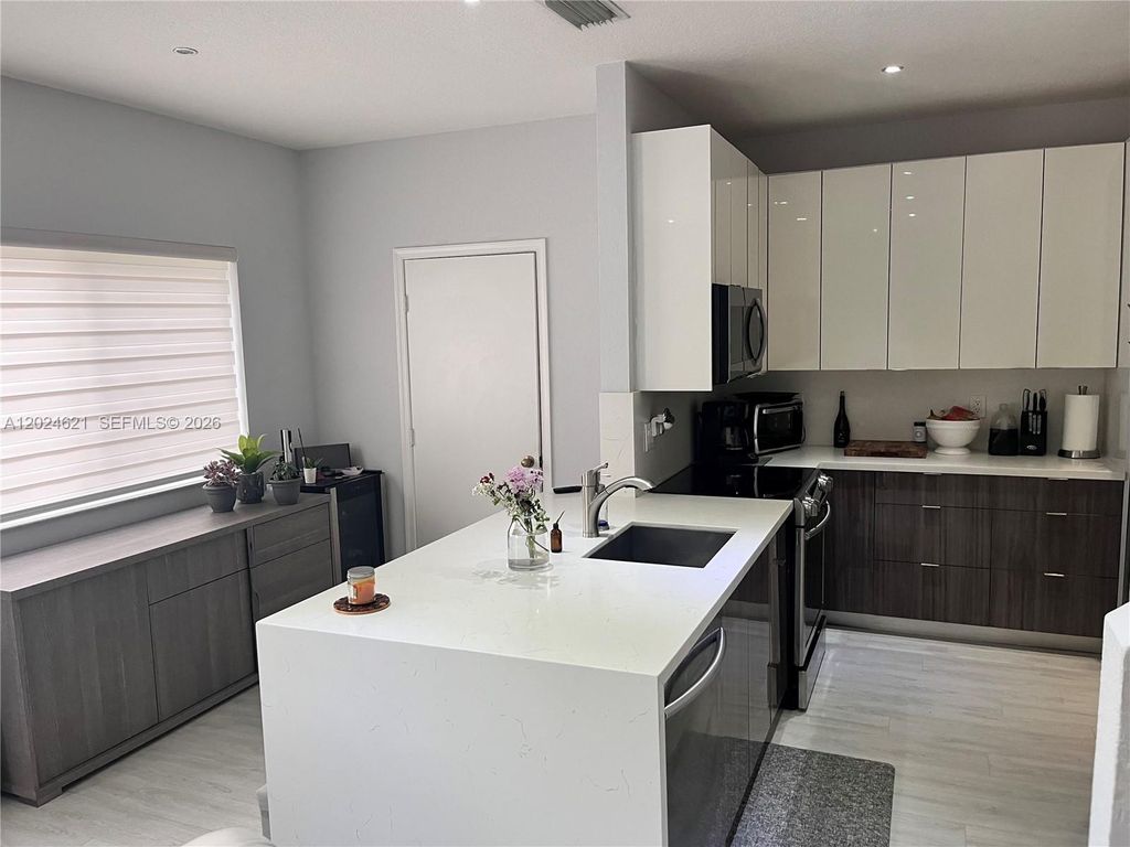 4746 Lago Vista Dr, Coconut Creek, FL 33073