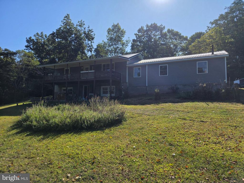 3939 VIRGINIA LINE RD, Berkeley Springs, WV 25411