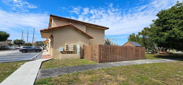 17362 NW 74th Ave 201, Hialeah, FL 33015