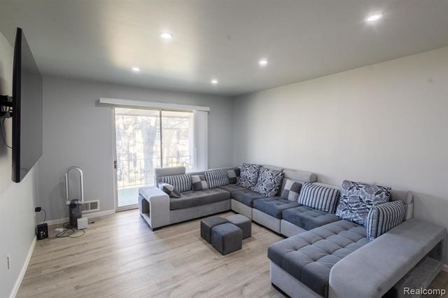 29101 Hayes Road, Warren, MI 48088