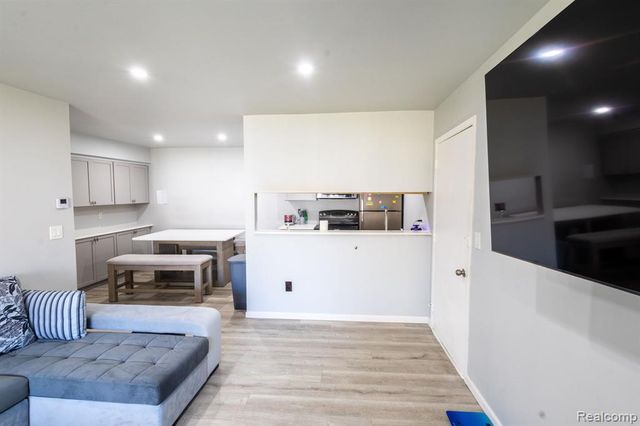 29101 Hayes Road, Warren, MI 48088