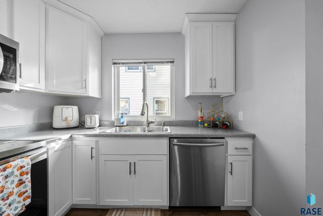 817 W 27th St Street, Sioux Falls, SD 57105