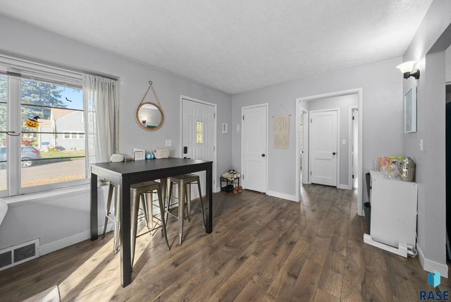 817 W 27th St Street, Sioux Falls, SD 57105