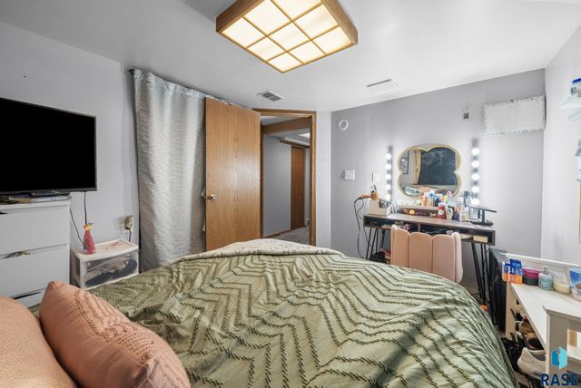 817 W 27th St Street, Sioux Falls, SD 57105