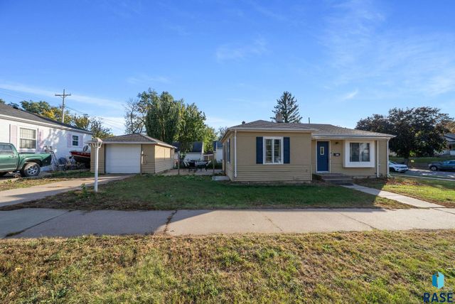 817 W 27th St Street, Sioux Falls, SD 57105
