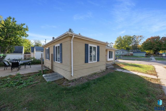 817 W 27th St Street, Sioux Falls, SD 57105