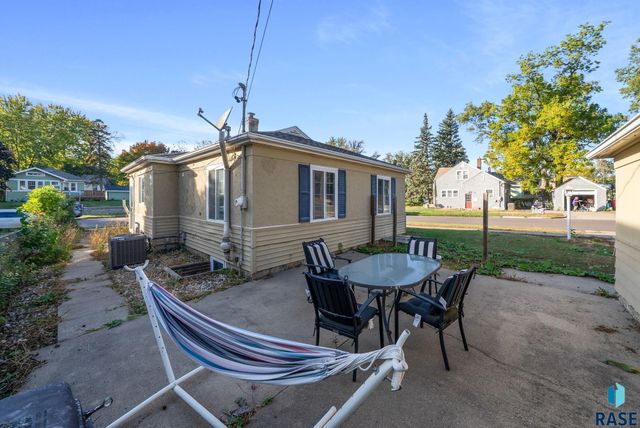 817 W 27th St Street, Sioux Falls, SD 57105