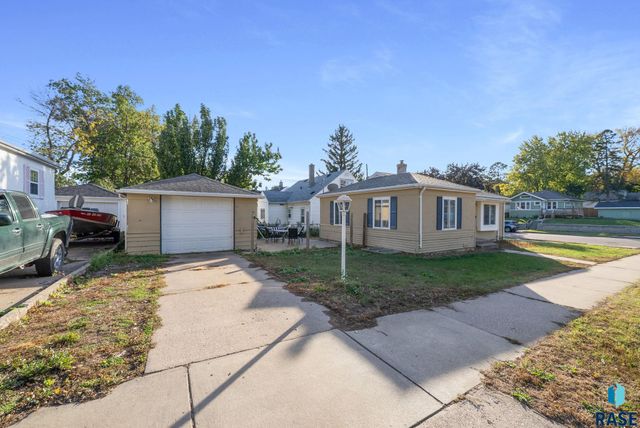 817 W 27th St Street, Sioux Falls, SD 57105