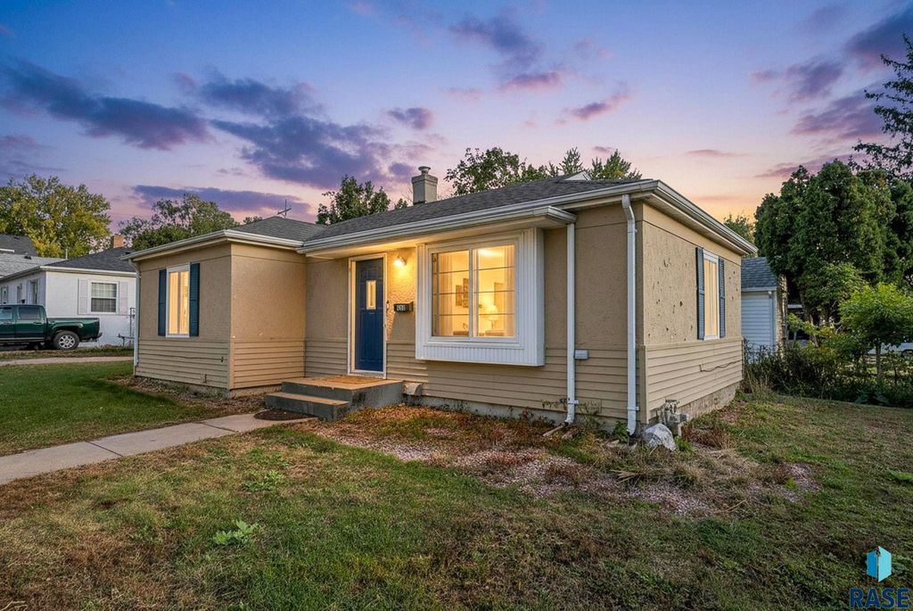 817 W 27th St Street, Sioux Falls, SD 57105