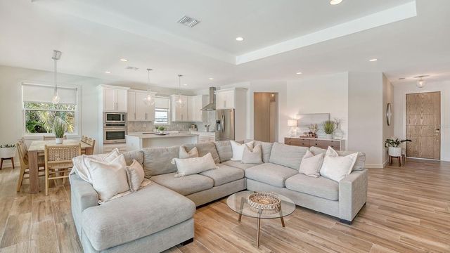 6136 HOLLYWOOD BOULEVARD, Sarasota, FL 34231