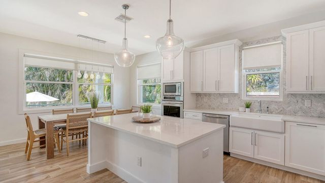 6136 HOLLYWOOD BOULEVARD, Sarasota, FL 34231