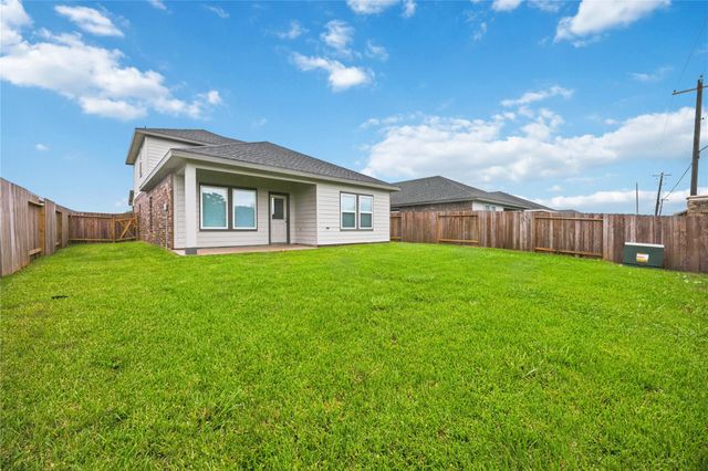 7 Robin Court, Angleton, TX 77515