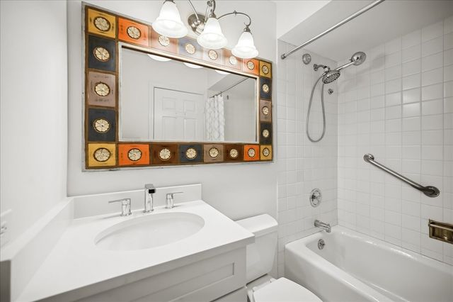 3741 Mission Hills Road 102, Northbrook, IL 60062