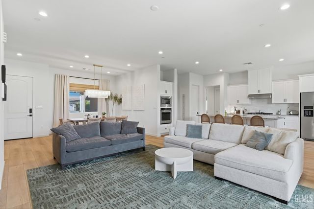 8809 Dromana Court, Bakersfield, CA 93314