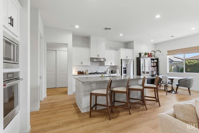 8809 Dromana Court, Bakersfield, CA 93314