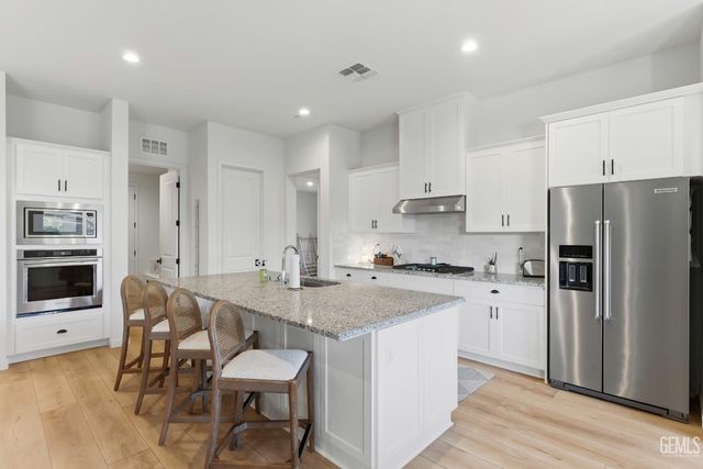 8809 Dromana Court, Bakersfield, CA 93314