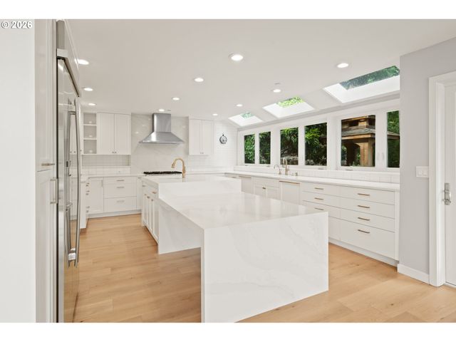 2236 SUMMIT Ct, Lake Oswego, OR 97034