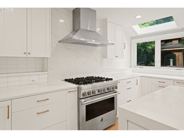 2236 SUMMIT Ct, Lake Oswego, OR 97034