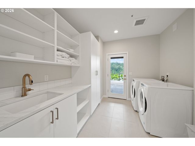 2236 SUMMIT Ct, Lake Oswego, OR 97034
