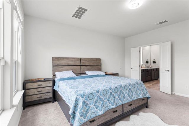 128 Green Knoll LN, Georgetown, TX 78628