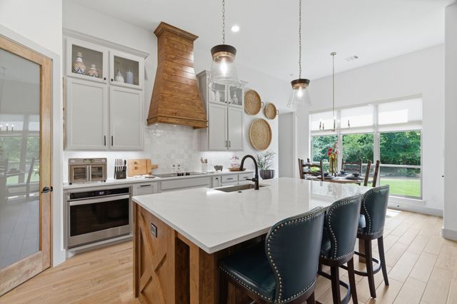 1054 Meadow Wood Terrace, Azle, TX 76020