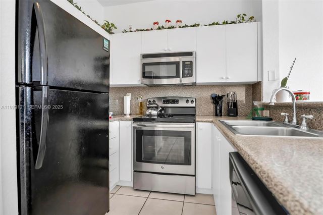 17710 NW 73rd Ave 201-20, Hialeah, FL 33015