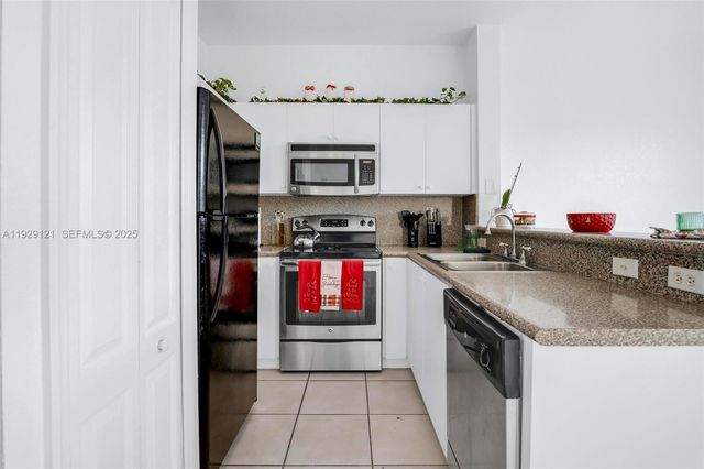 17710 NW 73rd Ave 201-20, Hialeah, FL 33015