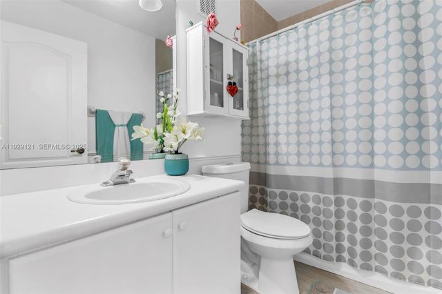 17710 NW 73rd Ave 201-20, Hialeah, FL 33015