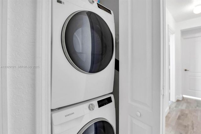 17710 NW 73rd Ave 201-20, Hialeah, FL 33015