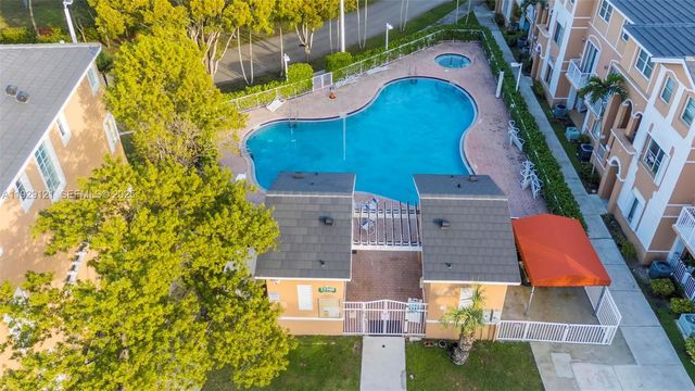 17710 NW 73rd Ave 201-20, Hialeah, FL 33015