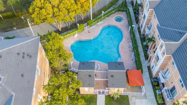 17710 NW 73rd Ave 201-20, Hialeah, FL 33015
