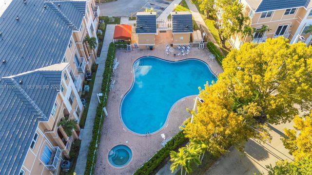 17710 NW 73rd Ave 201-20, Hialeah, FL 33015