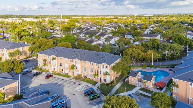 17710 NW 73rd Ave 201-20, Hialeah, FL 33015