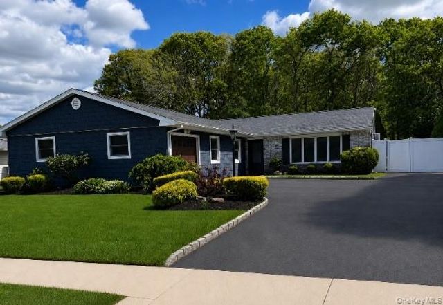 66 Singingwood Drive, Holbrook, NY 11741