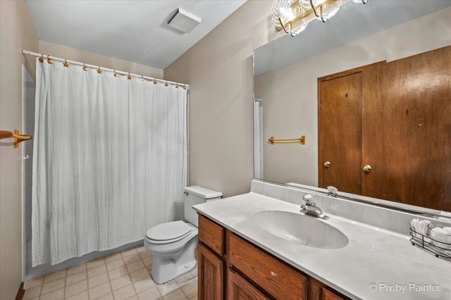 765 Crest Drive, Cary, IL 60013