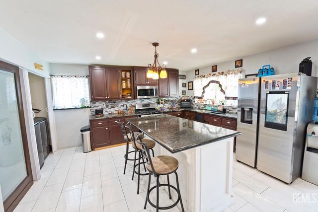 3712 Wood Ln, Bakersfield, CA 93309