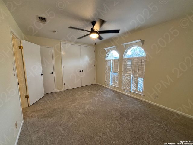 5868 Royal Ridge Dr, San Antonio, TX 78239