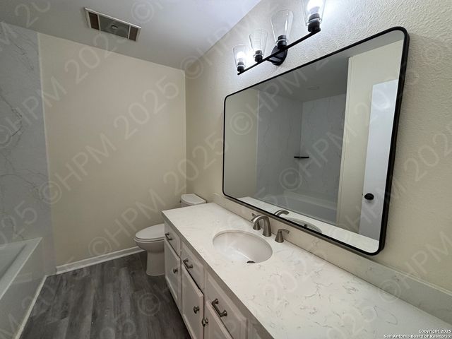 5868 Royal Ridge Dr, San Antonio, TX 78239