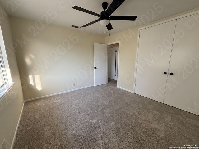 5868 Royal Ridge Dr, San Antonio, TX 78239