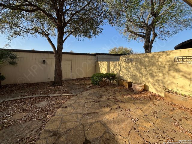 5868 Royal Ridge Dr, San Antonio, TX 78239