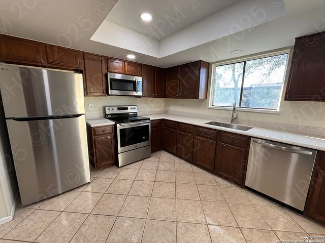 5868 Royal Ridge Dr, San Antonio, TX 78239