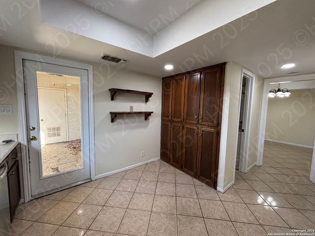 5868 Royal Ridge Dr, San Antonio, TX 78239