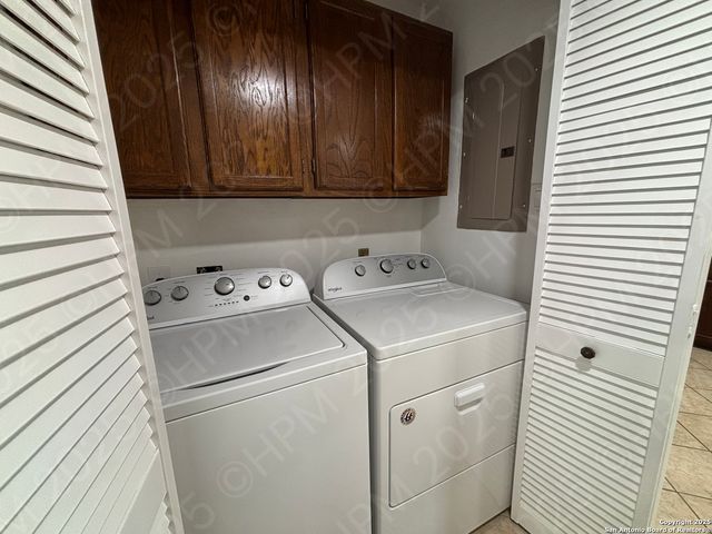 5868 Royal Ridge Dr, San Antonio, TX 78239