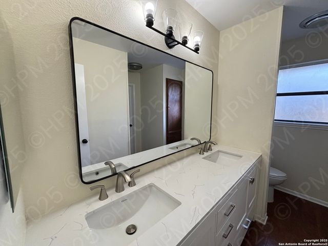 5868 Royal Ridge Dr, San Antonio, TX 78239