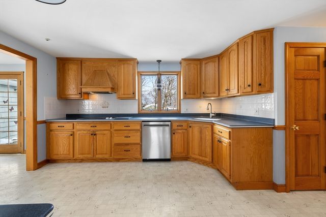 84 Gardiner Rd, Quincy, MA 02169