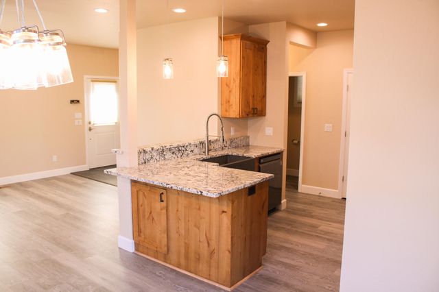 237 Willow Way, Talent, OR 97540