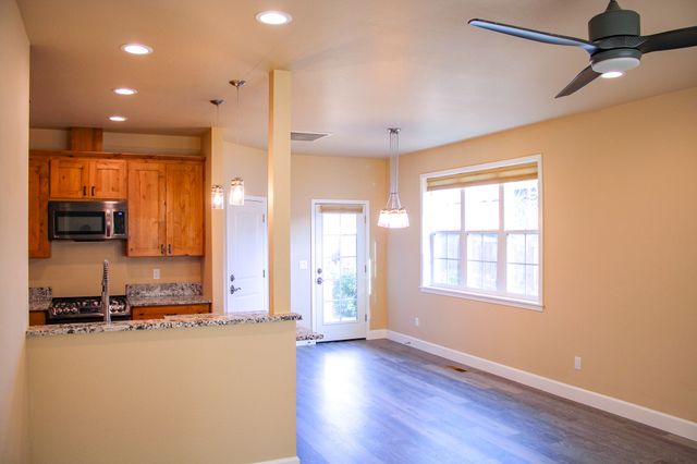 237 Willow Way, Talent, OR 97540